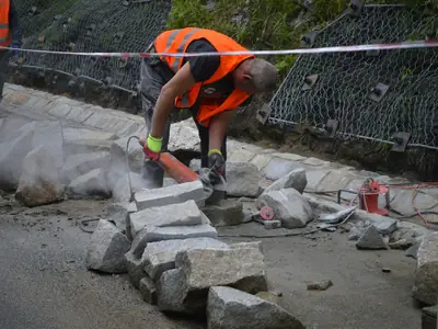 Kapmaskin sågar i betong