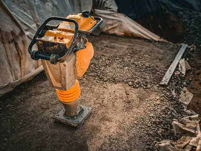 Vibratorstamp som packar i en schakt